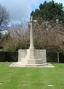 The Cross of Sacrifice (found in most CWGC cemeteries worldwide) at Birmingham Lodge Hill Cemetery. Image: Wikipedia 