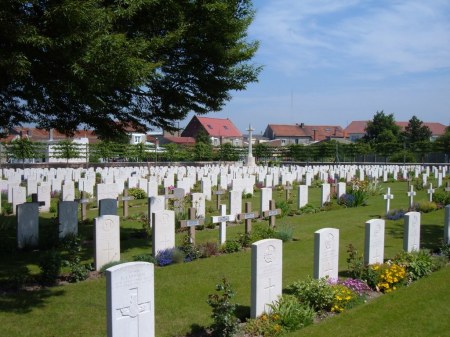 French and German burials lie amidst the British graves, Maroc Cemetery, Grenay, France. Image: cwgc.org.uk